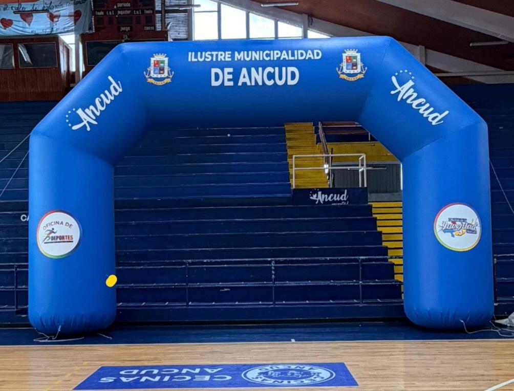 Arco inflable Municipalidad de Ancud en gimnasio
